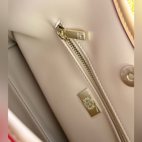 Carolina Herrera Vibrant CH luxury Shoulder Bag - Picture 13 of 16